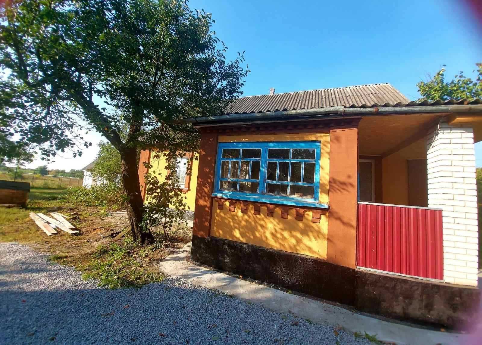 Цегляний будинок з ремонтом та зручностями в селі Саливонки
