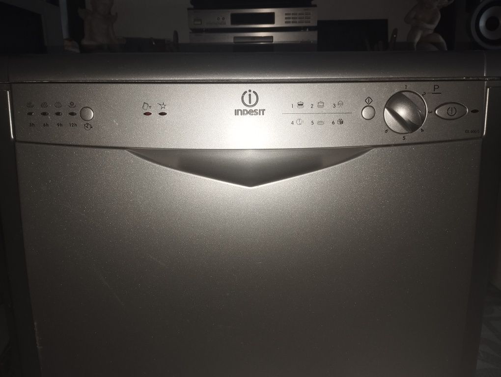 Máquina de lavar loiça Indesit IDL600S. Com avaria