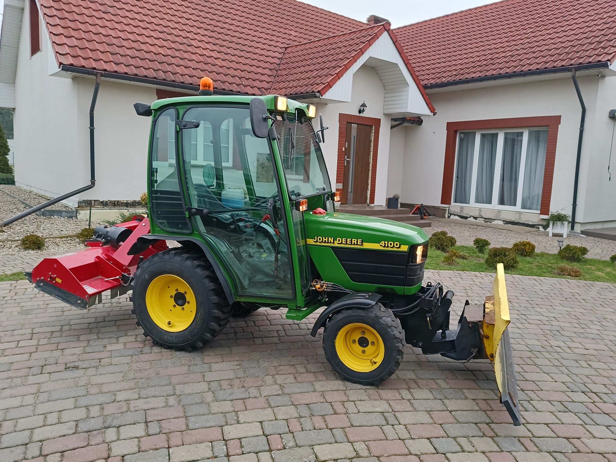 Ciągnik traktor traktorek komunalny John Deere 4100  745 godzin !!!