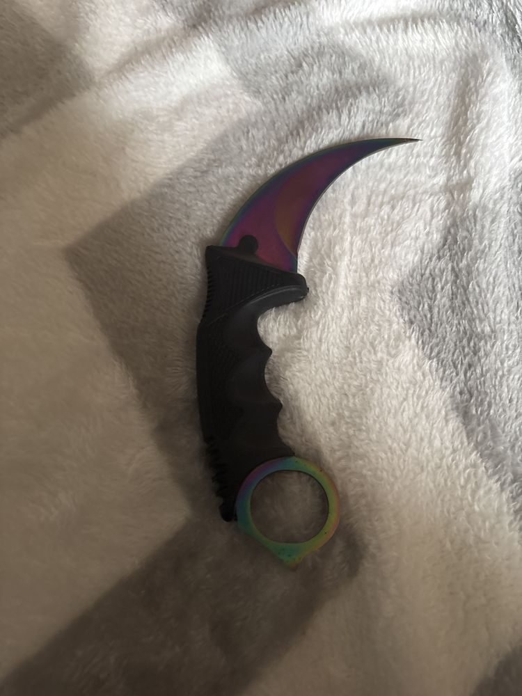 Nóż karambit wzorowany na kose z cs2