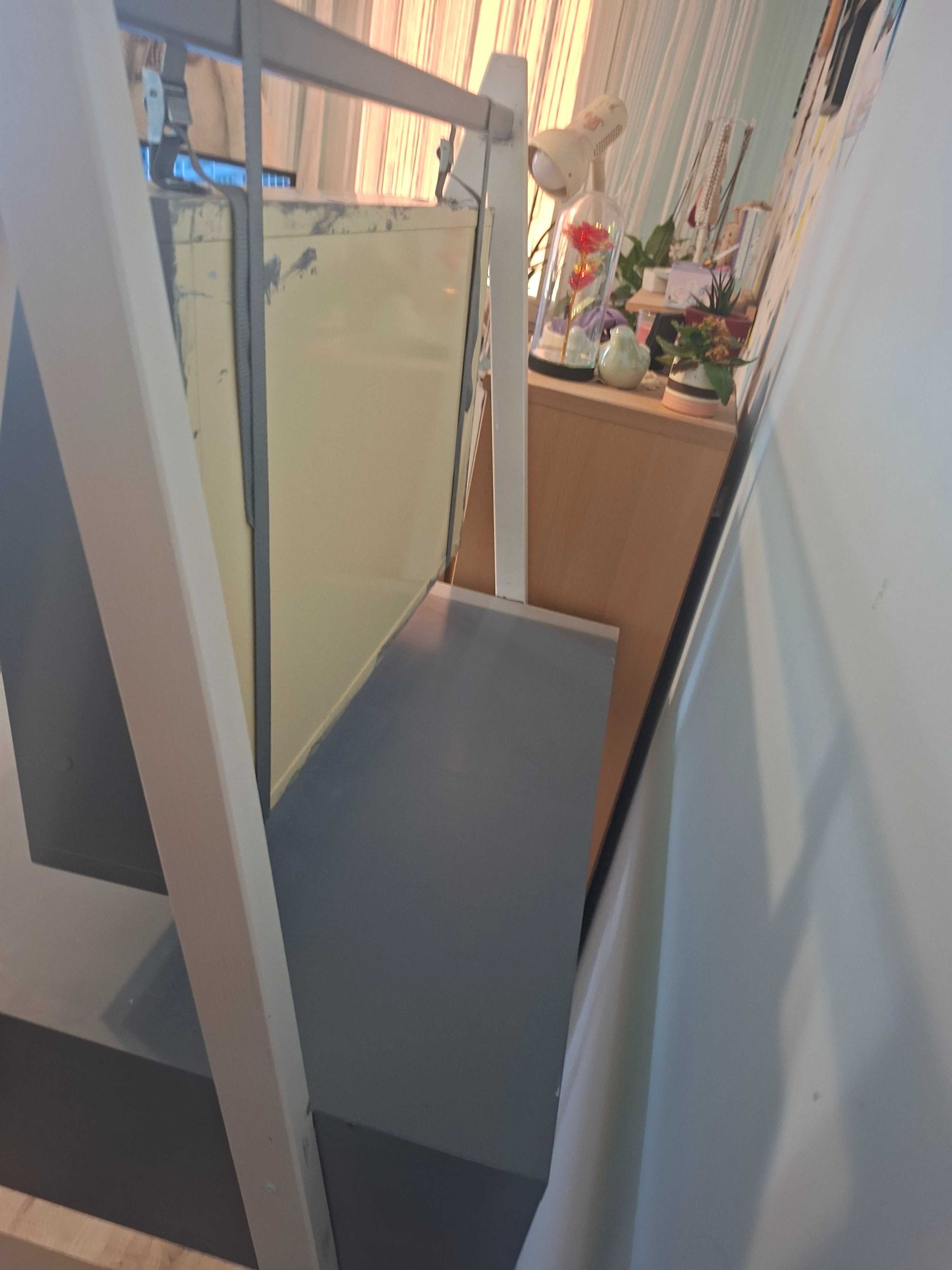 Toaletka z wiszącym lustrem