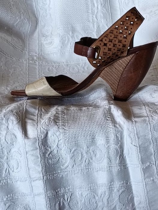 Sandálias em pele genuína