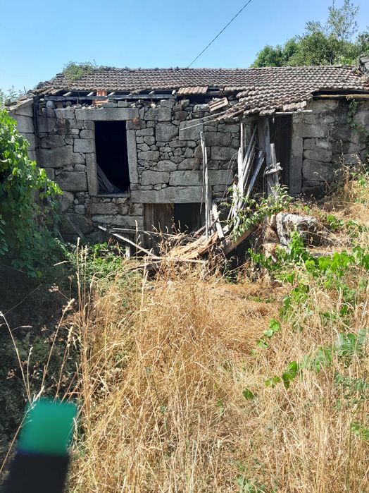 Moradia rústica em ruinas com logradouro e espigueiro