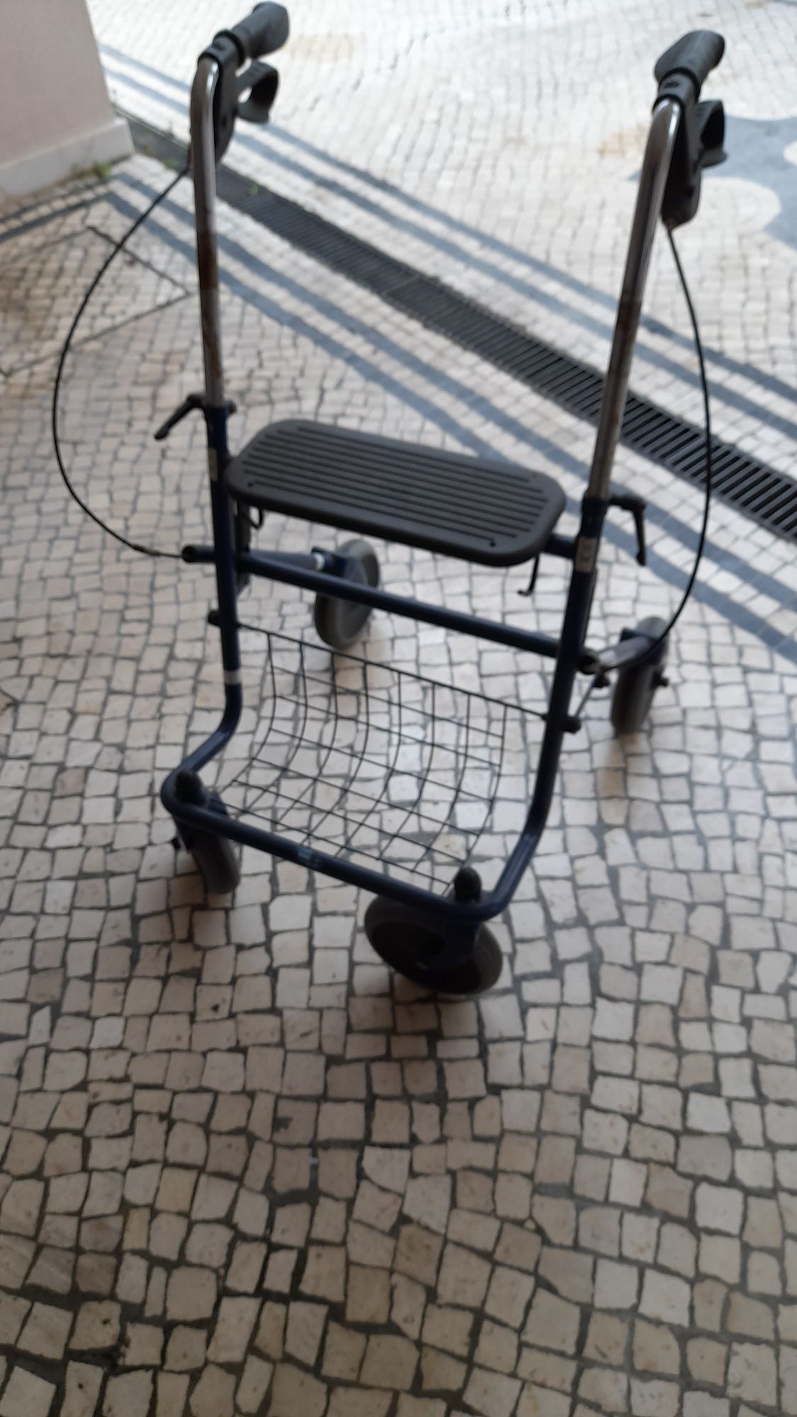 Andarilho para pessoa com dificuldade em andar sem apoio
