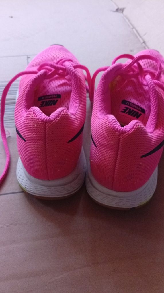 Кросівки жіночи Nike розмір розмір 38,5. В гарному стані.