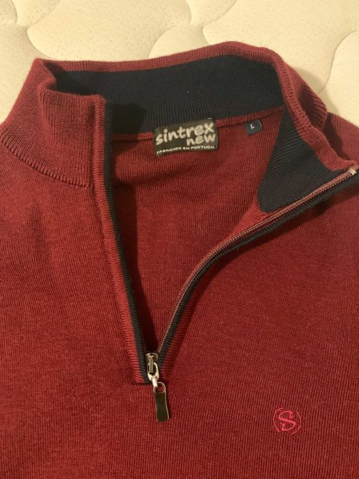 Camisola bordeaux com fecho e cotoveleiras