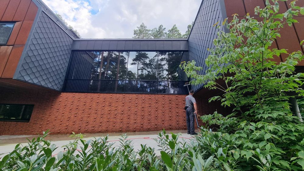 Mycie wodą demineralizowaną elewacji, fotowoltaiki, ogrodów zimowych,