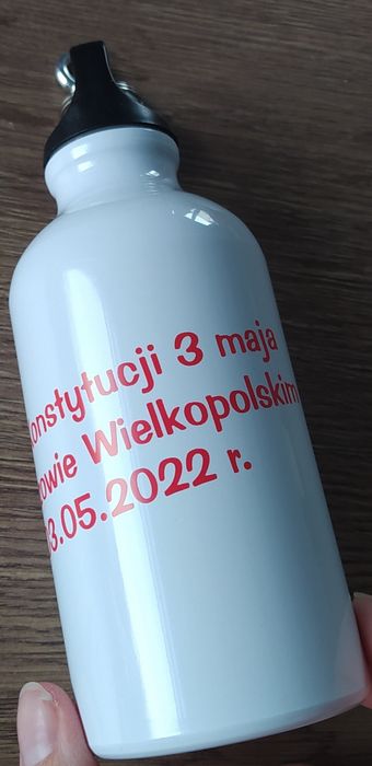 Nowa butelka na wodę z karabinczykiem