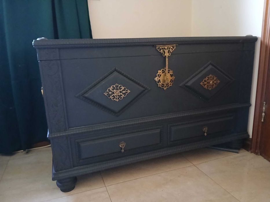 Baú vintage pintado de preto