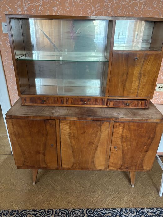 Kredens z przeszkleniem z PRL