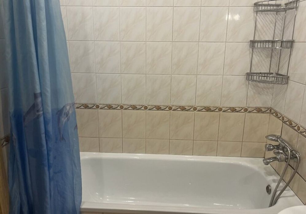 3- комн. 67 м. кв. Сталинка. С. Нигояна. Возле метро.