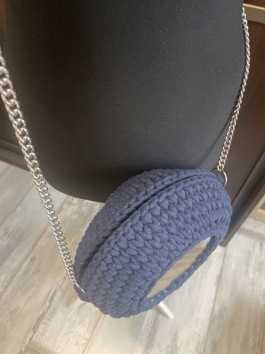 Recznie szydelkowana torebka z lustrzaną bazą.