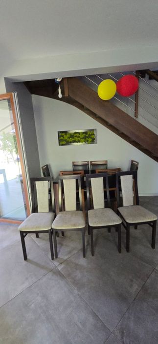 Komplet 4 krzeseł drewnianych z jasnym obiciem