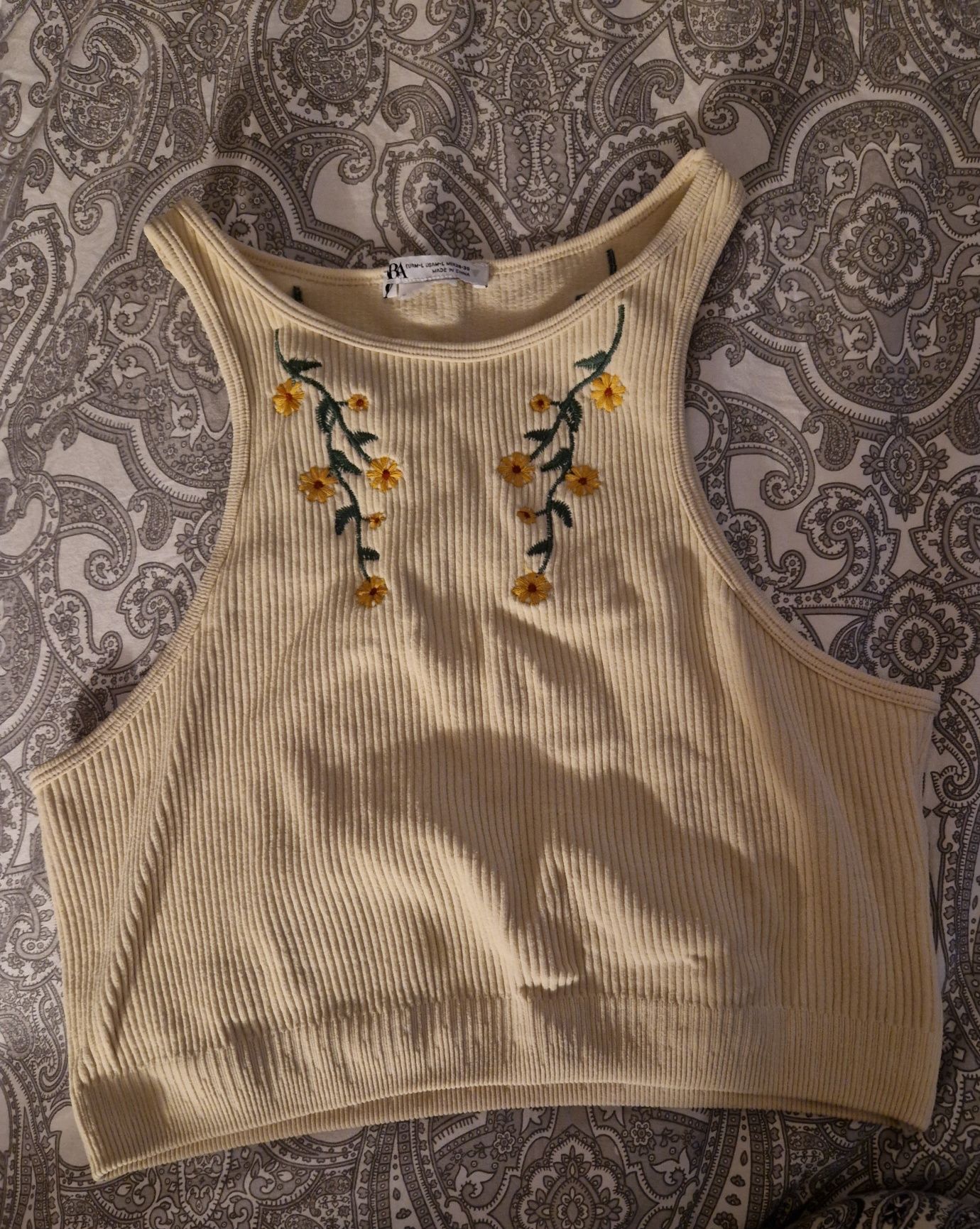 Top Zara creme com flores bordadas