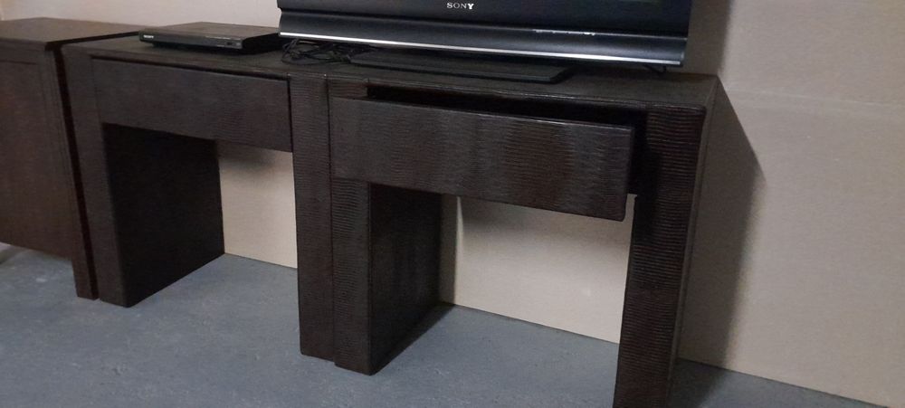 Mesas de cabeceira forradas pele