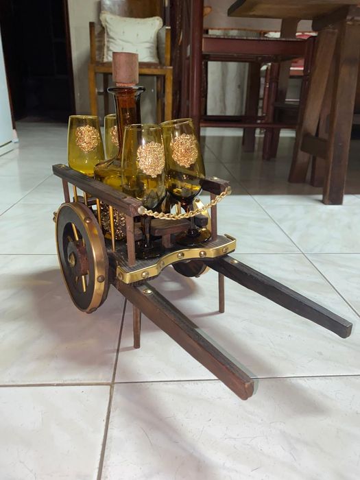 Carroça decorativa com garrafa e copos psra Licores