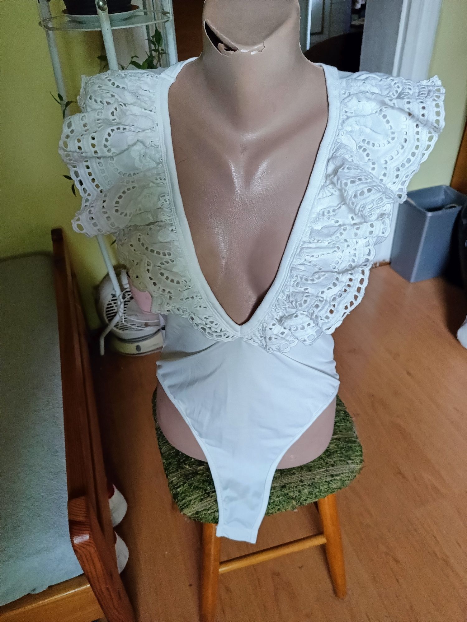 Body damskie z falbaną i haftem