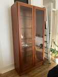 Vitrine em cerejeira com portas de vidro – Excelente estado