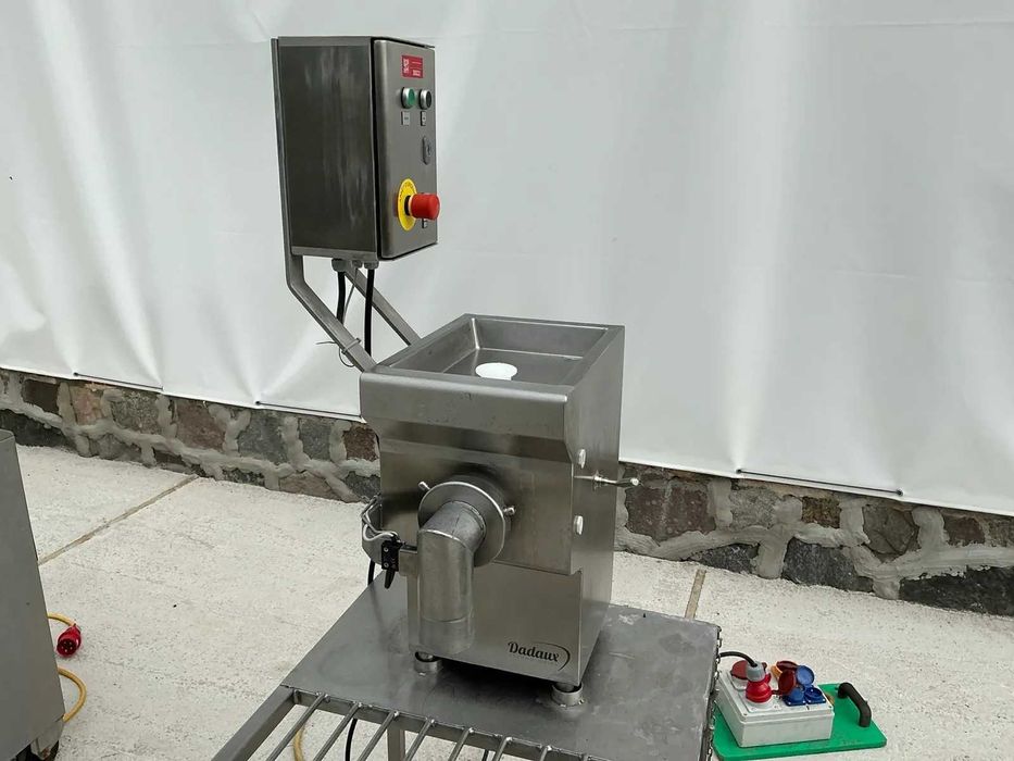 Wilk do mielenia mięsa DADAUX TX82,1.1kW,w komplecie stolik, sita,noże