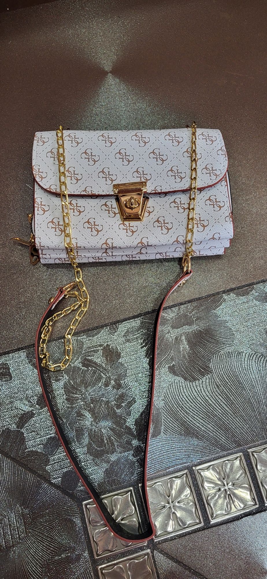 Biała torebka elegancka listonoszka logo łańcuszek gues