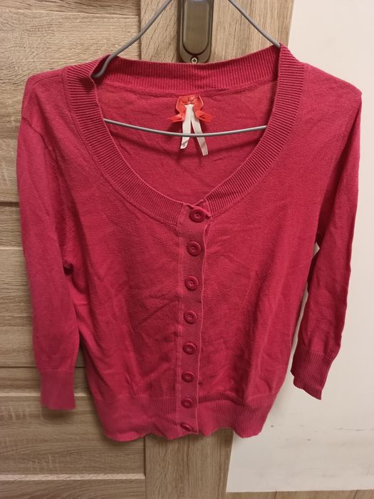 Damski różowy sweterek zapinany na guziki marki Next