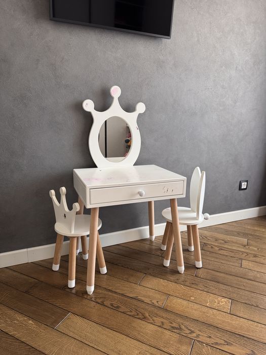 Дитячі меблі трюмо столик два крісла
