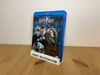 Stojak podstawka na DVD, BluRay "Now Watching" bialy