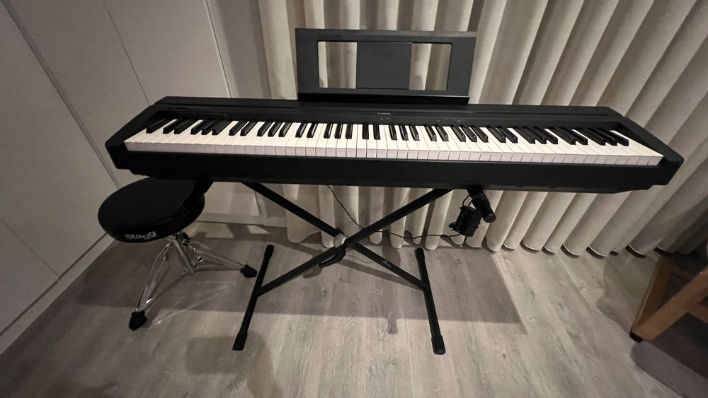 Vendo piano com pouco uso
