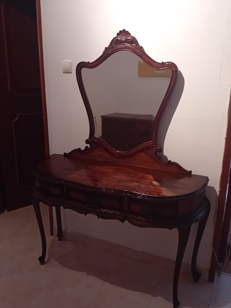 Toucador Antigo muito bem estimado