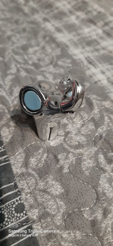 Metalowy słoń z niebieskimi uszami