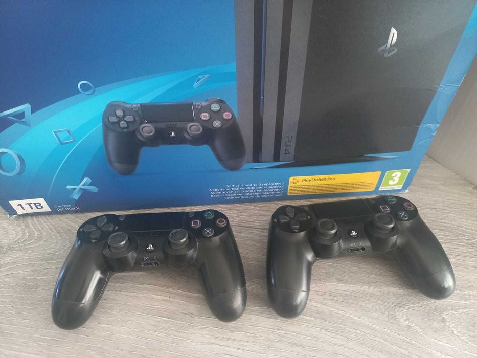 Playstation 4 Pro 1TB como NOVA com 2 comandos e carregador duplo