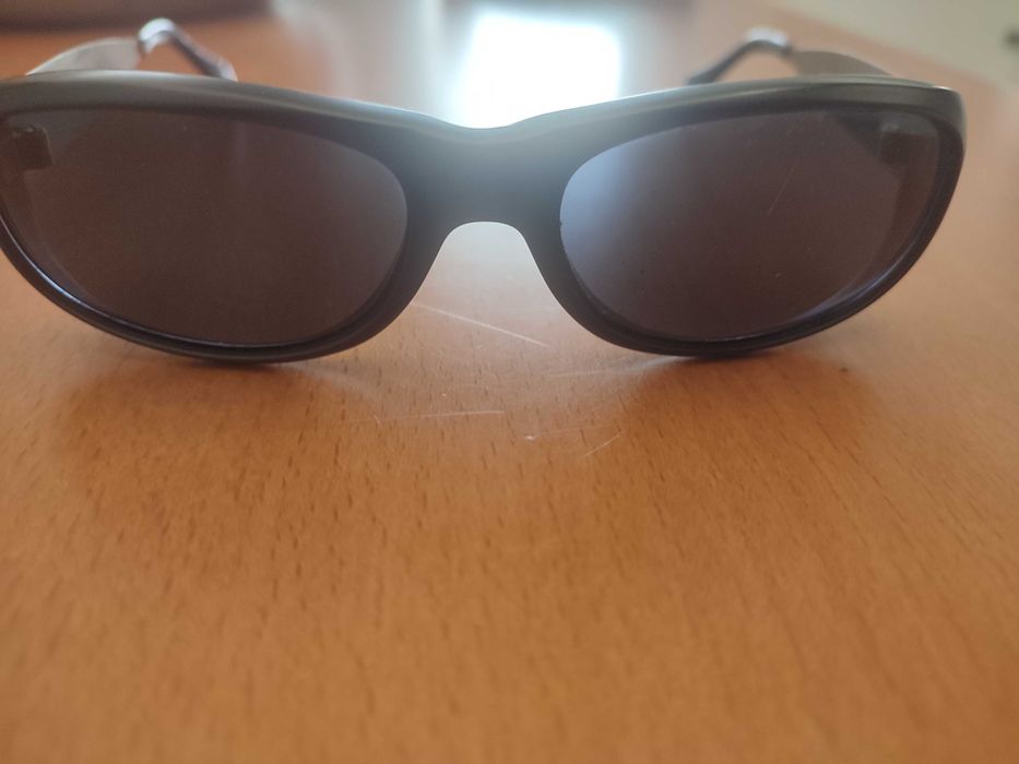 Óculos de sol Calvin Klein preto e aste prateada