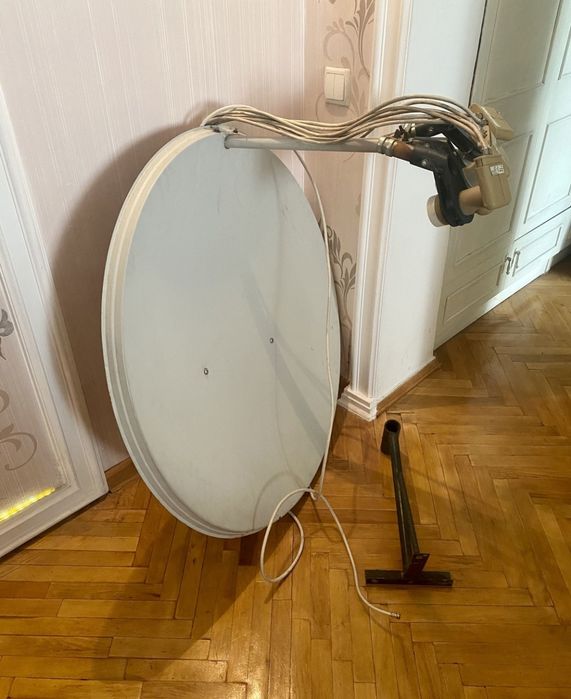 Продам спутниковую тарелку с креплением