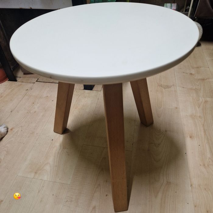 Stolik . Biały.  Uzywany Mało.