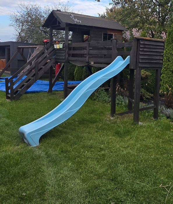 Plac zabaw domek zjeżdżalnia piaskownica