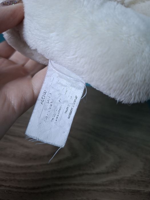 Pluszowy miś z czerwonym sercem maskotka