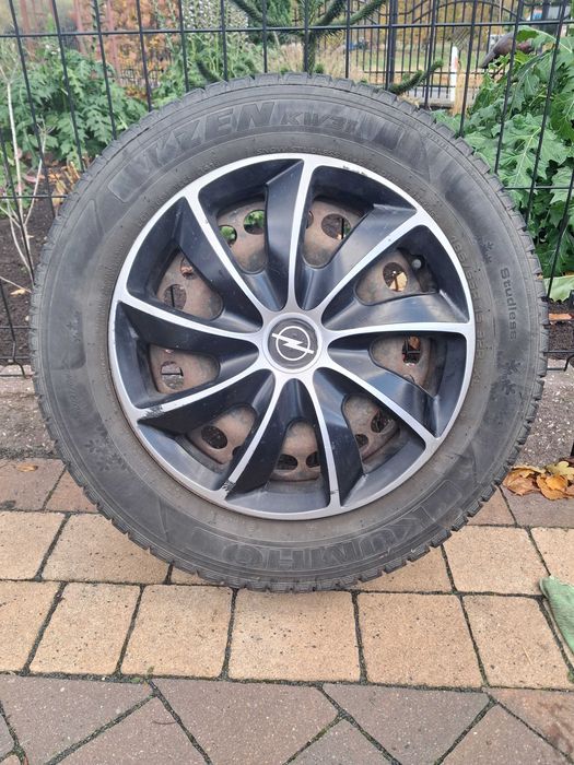 Sprzedam komplet kół zimowych wraz z kołpakami.