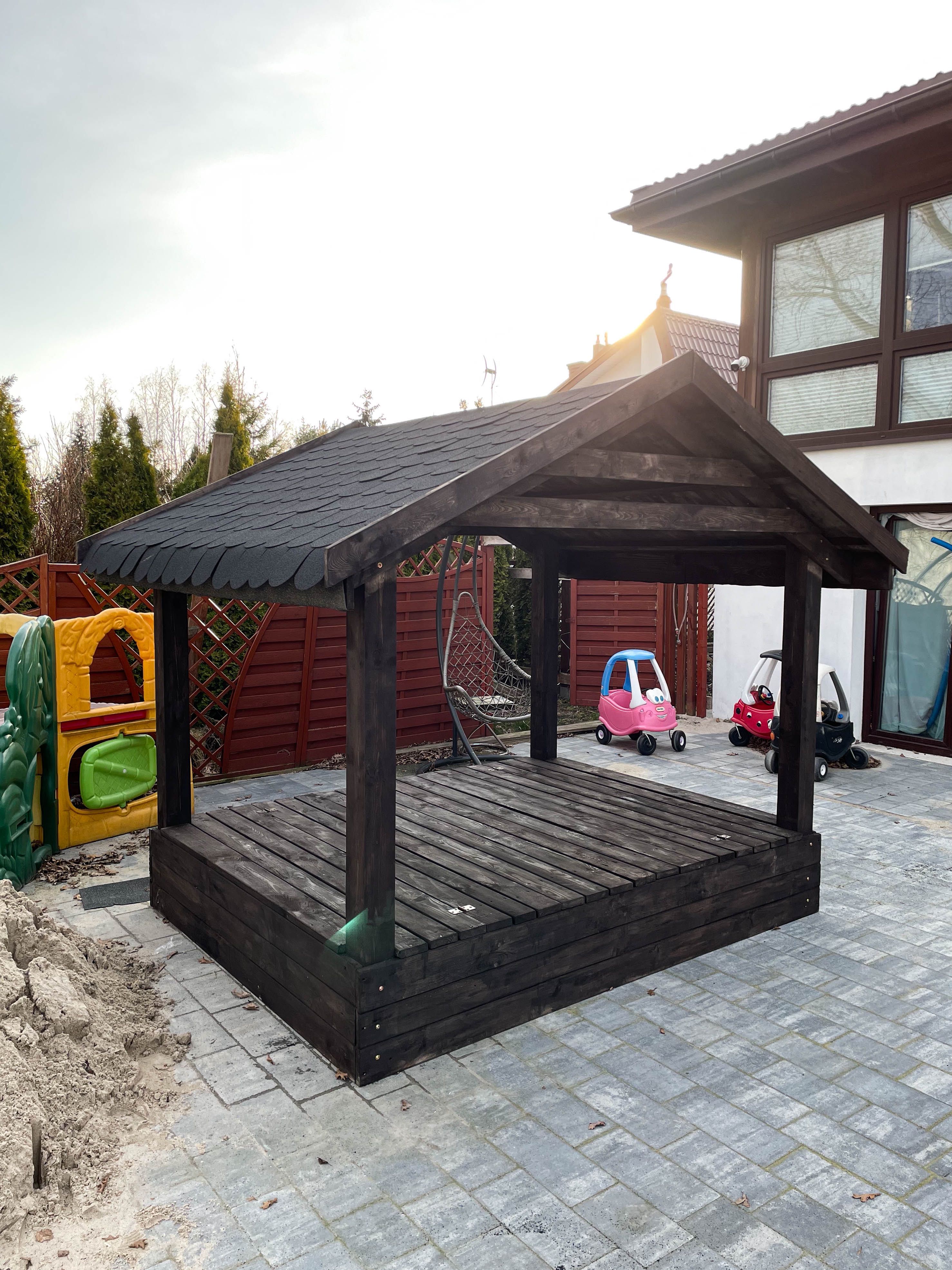 Piaskownica kryta z ławkami 150x150 cm lub 180x180 cm lub większa