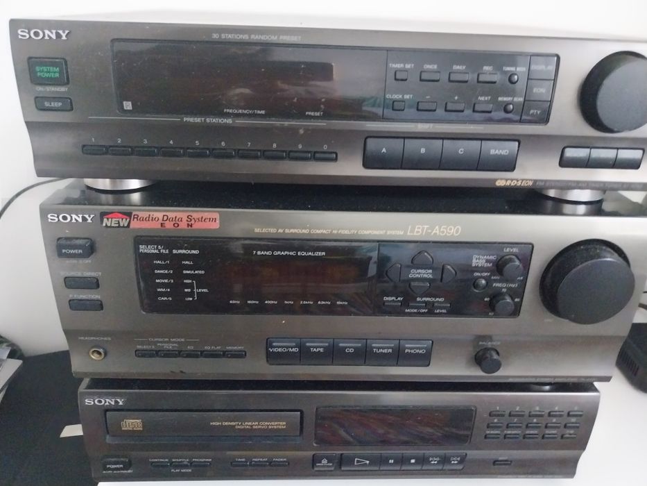 Radio e leitor de CD da marca Sony com 2 colunas