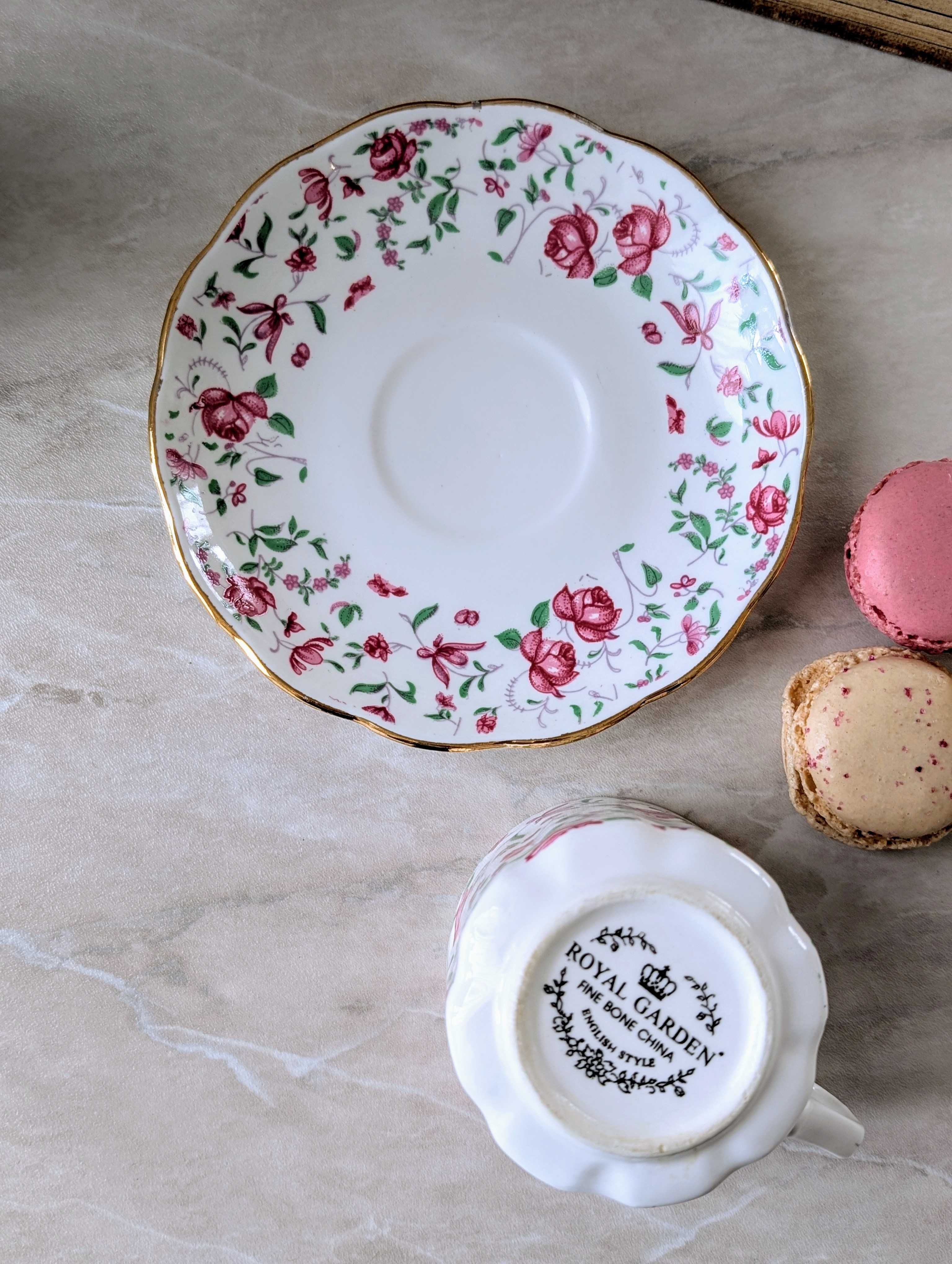 Duo angielska porcelana w gęsto ułożone motywy kwiatowe