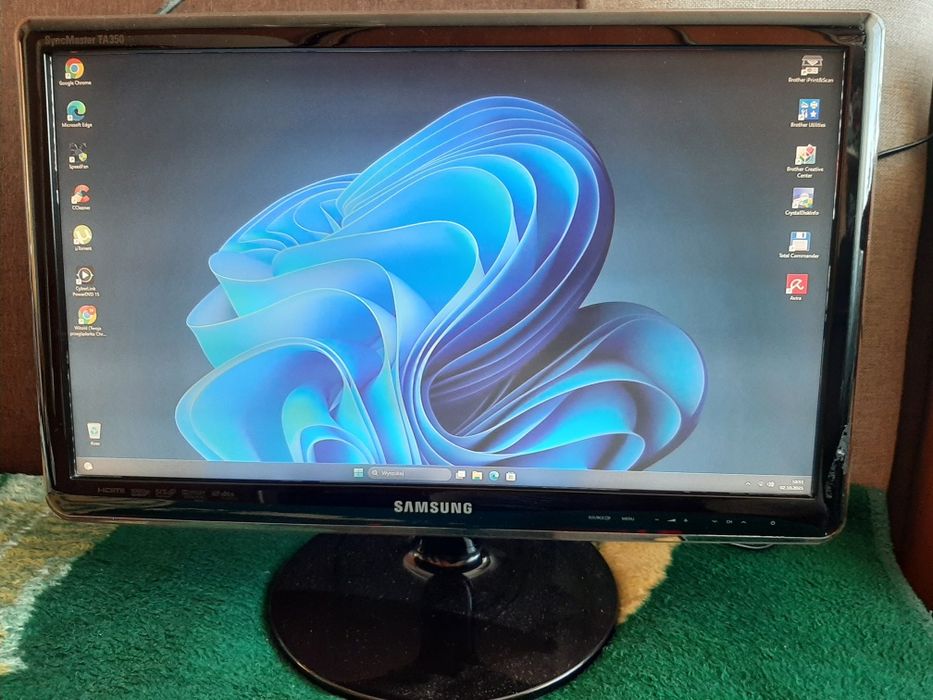 Komputer Windows pro 11  1TB SDD z monitorem klawiaturą I myszką