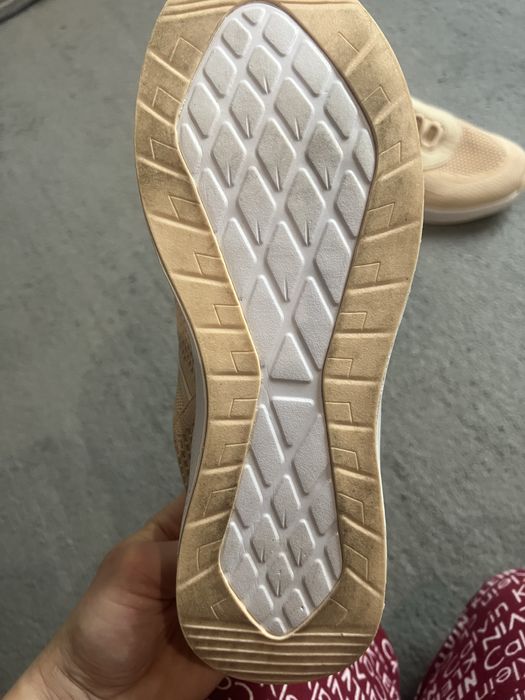 Кросівки жіночі 41 р