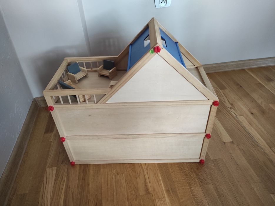 Domek drewniany dla lalek z mebelkami