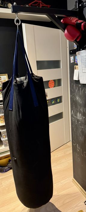 Worek treningowy z wieszakiem ściennym.