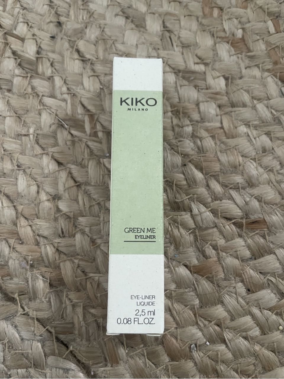 Kiko green me czarny eyeliner do oczu powiek