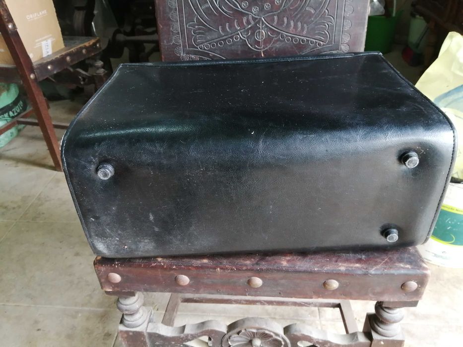 mala antiga de medico em pele , ler anuncio