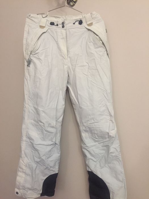 Лижні штани білого кольору.