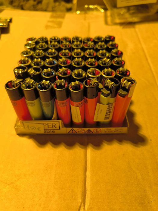 Vários isqueiros Clipper