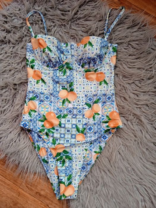 Суцільний купальник з чашками