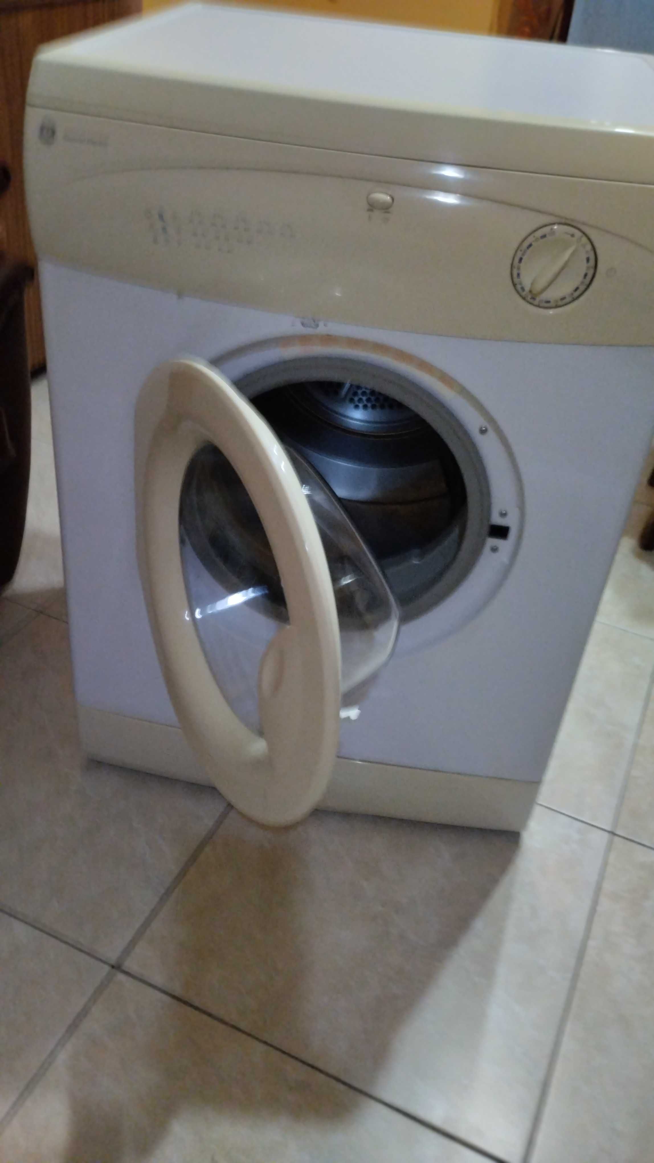 Máquina de secar roupa como nova